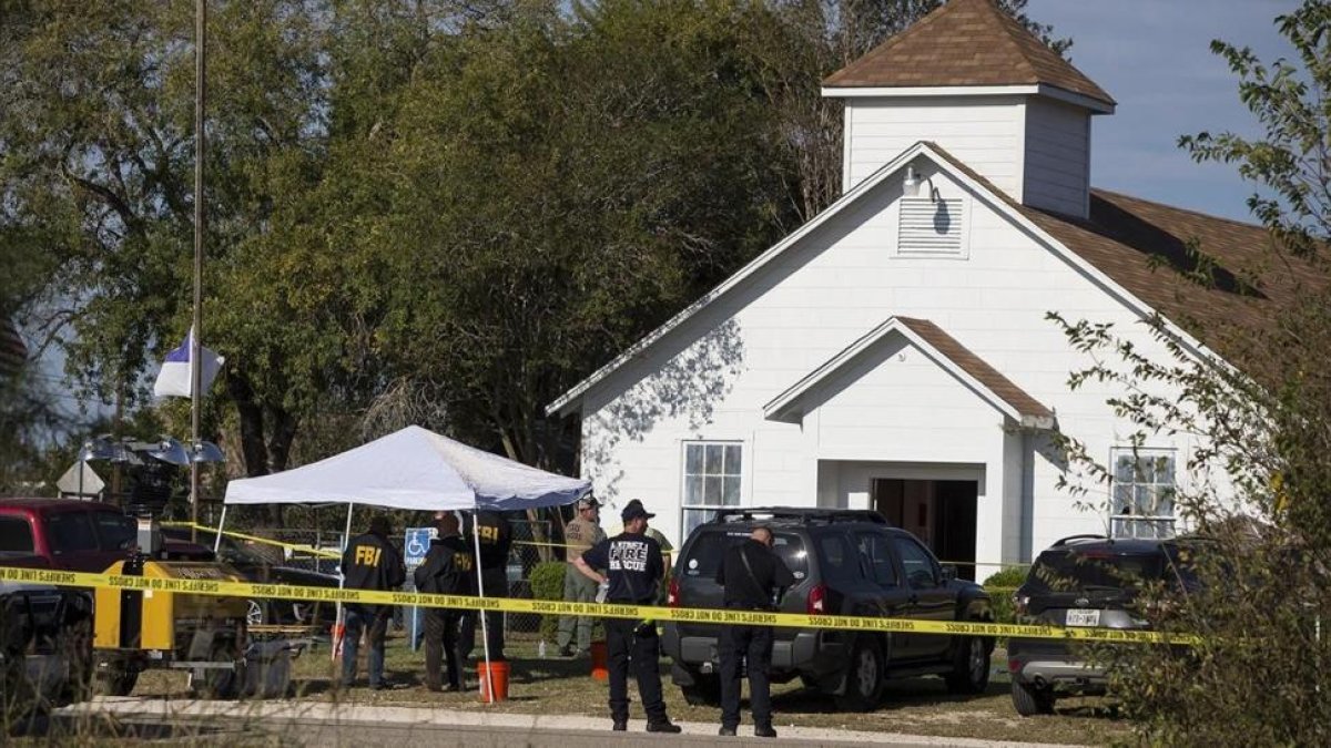 Agentes ante la iglesia de Sutherland Springs (Tejas), tras el tiroteo.