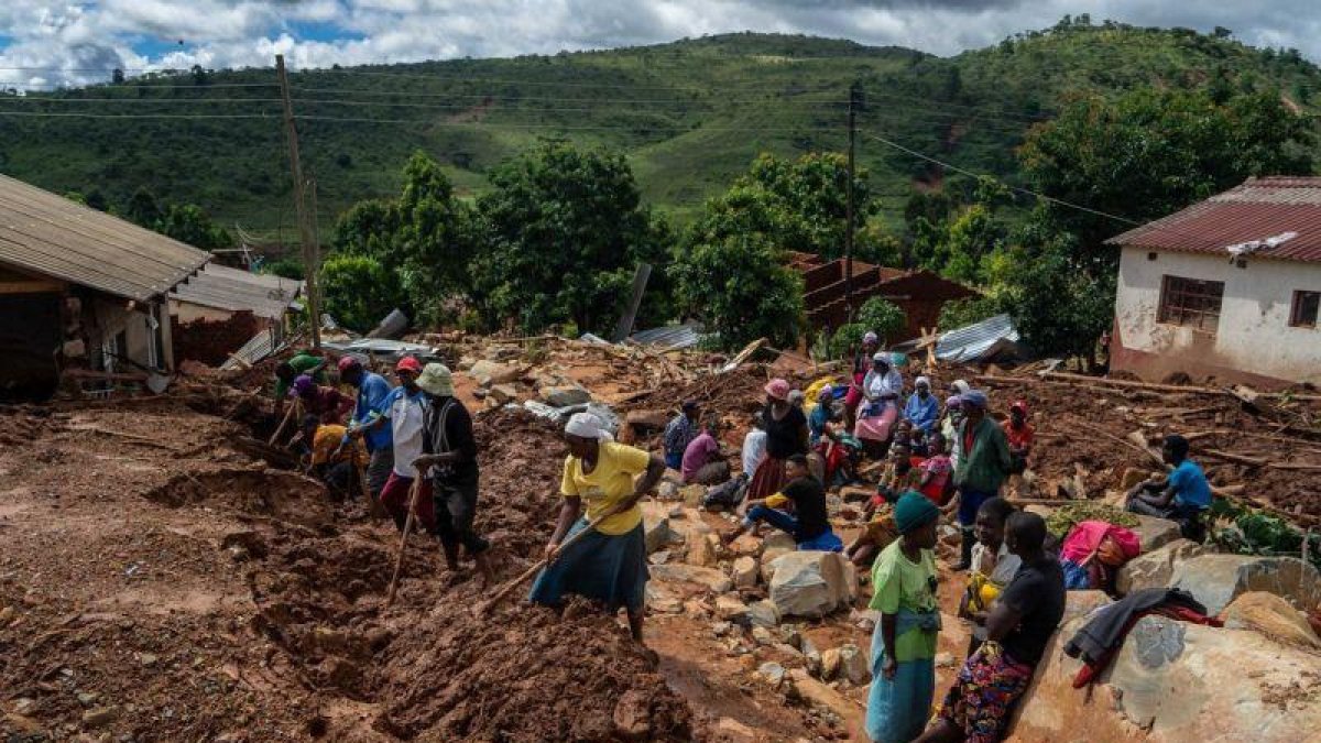 Pobladores de Mozambique realizan labores de rescate tras en paso del ciclón Idai.