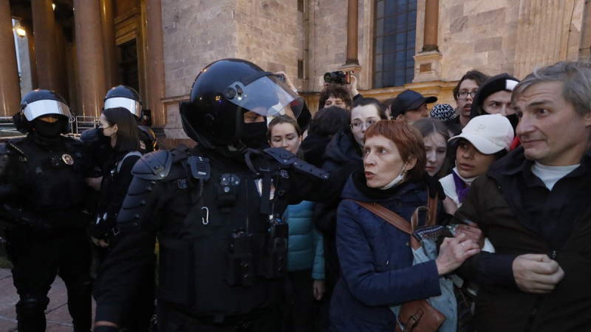 Imagen de las detenciones de manifestantes en Moscú. ANATOLY MALTSEV