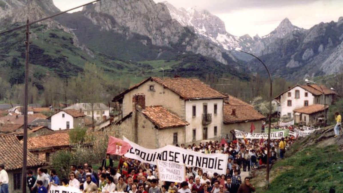 Manifestación en Riaño contra el derribo de las primeras viviendas de Vegacerneja y el embalse. GH