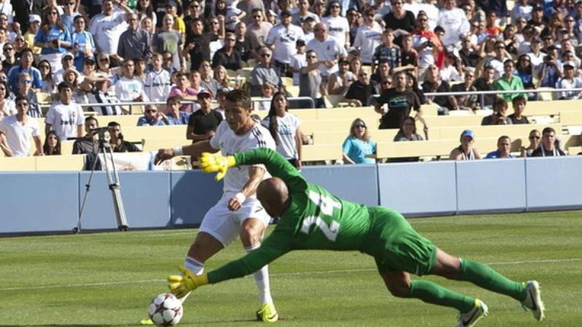 Cristiano Ronaldo bate al portero del Everton, Tim Howard, en Los Ángeles.