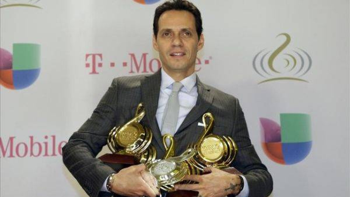 Marc Anthoni posa con los catro galardones obtenidos en los premios Lo Nuestro.
