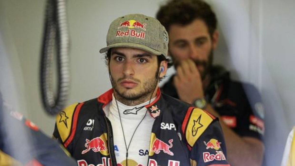 Carlos Sainz, en el box de Toro Rosso en Melbourne, este sábado.