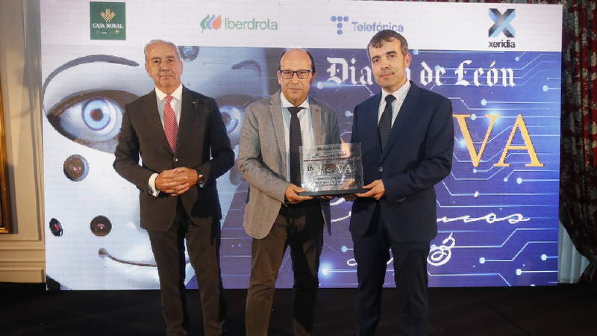 Cipriano García, director general de Caja Rural, junto a Carlos Polanco y Carlos Barreiro. ramiro