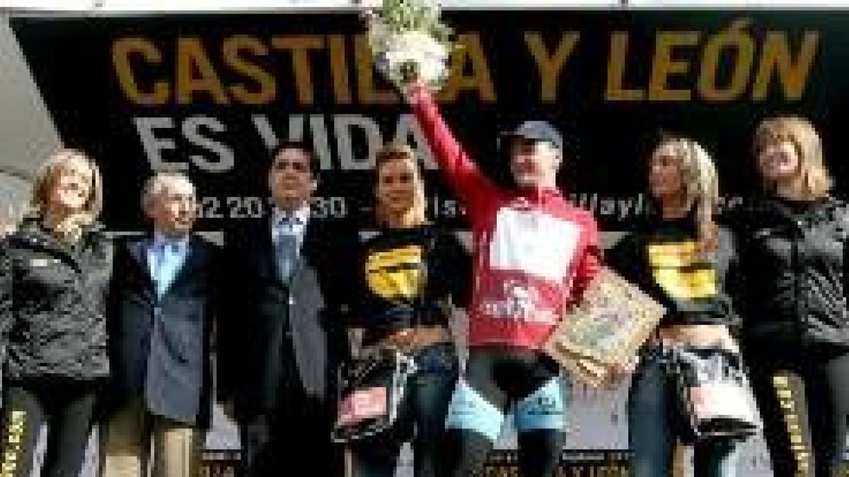 Ángel Edo saluda después de proclamarse primer líder de la Vuelta a Castilla y León