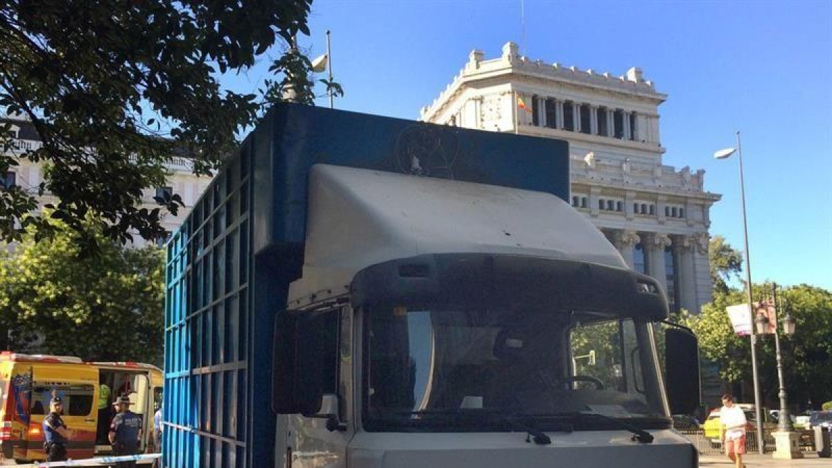 El camión que ha atropellado a un ciclista en Madrid.