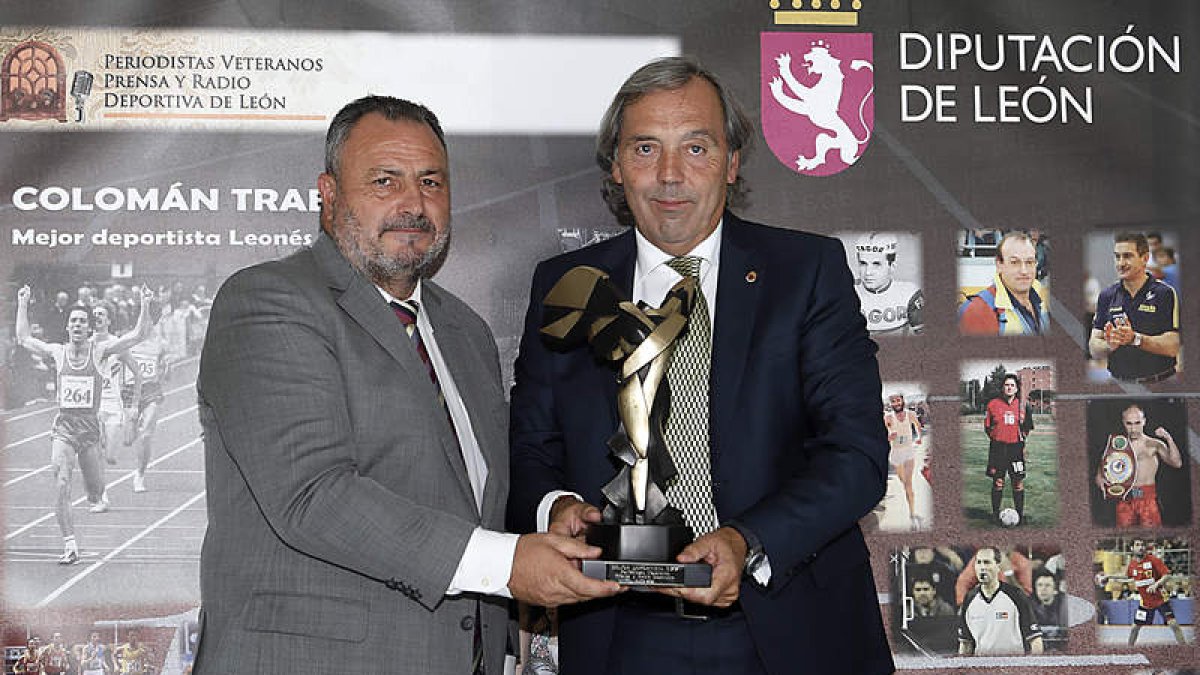 Colomán Trabado recibe el galardón como Mejor Deportista Leonés del Siglo XX de manos de Eduardo Morán. MARCIANO PÉREZ