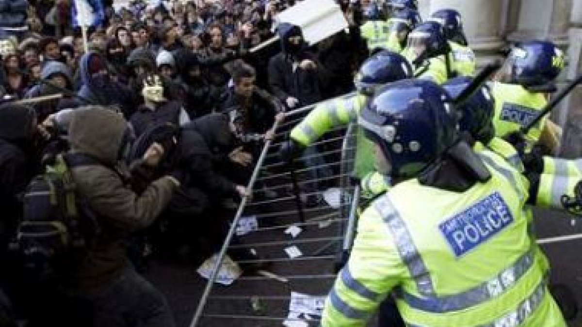 Estudiantes se enfrentan con agentes de policía durante la manifestación.