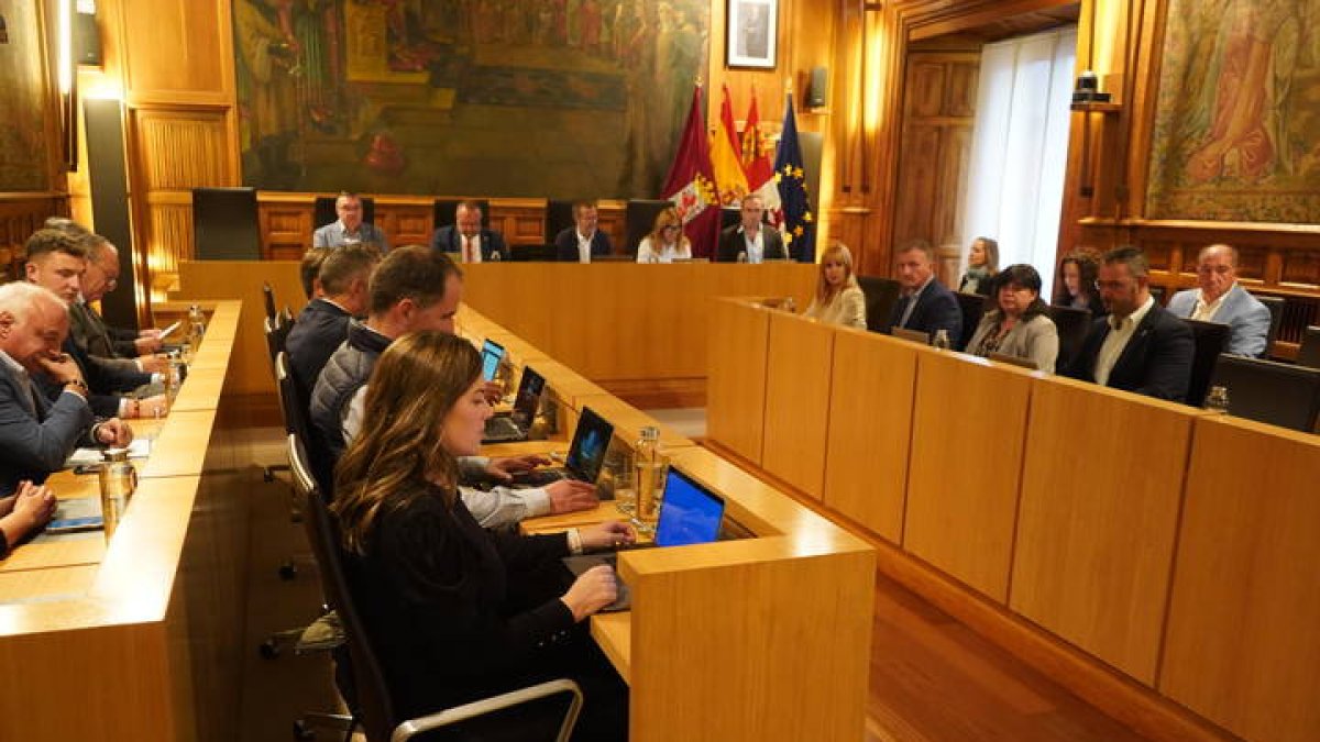 Un pleno en la Diputación de León. DL