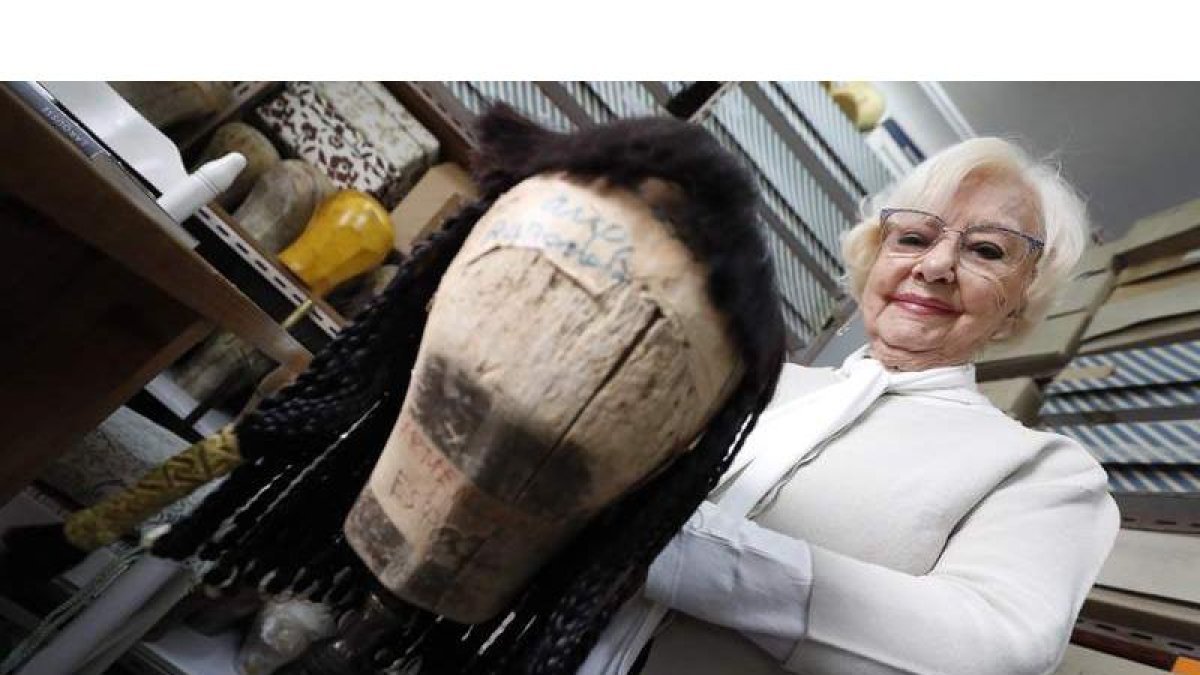 Antoñita, de 94 años, se acaba de jubilar del Teatro Español. Ha peinado a Sofía Loren. JAVIER LIZÓN