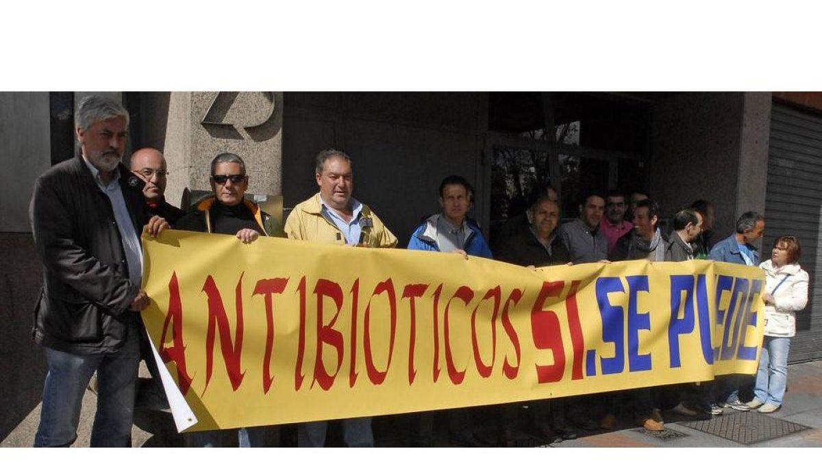 Miembros de la Acampada Antibióticos delante del Ayuntamiento de León