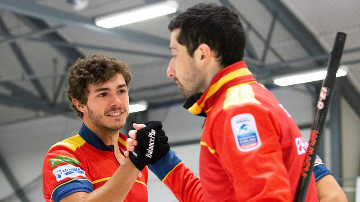 Eduardo de Paz y su compañero Sergio Vez se felicitan tras una jugada que acabó en positivo para los intereses españoles. CËLINE STUCKI