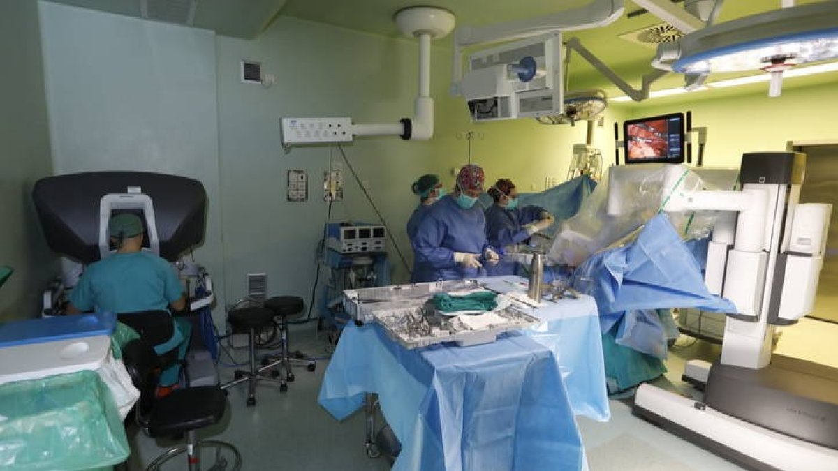 Robot Da Vinci, tecnología puntera, en el Hospital de León. MARCIANO PÉREZ