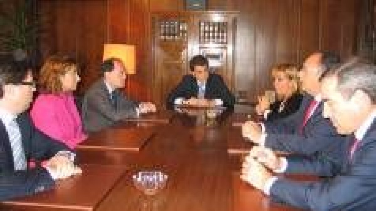 Un momento de la reunión mantenida por el consejero y su equipo con el alcalde, Carlos López Riesco