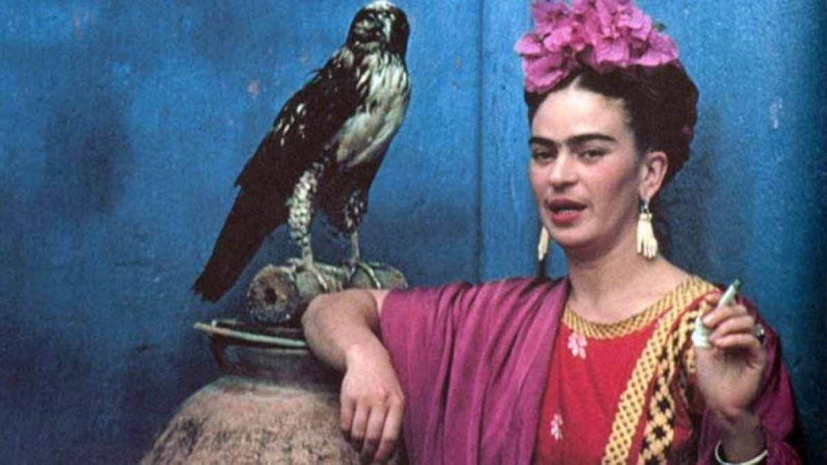 Frida Kahlo, con su águila mascota en 1939.