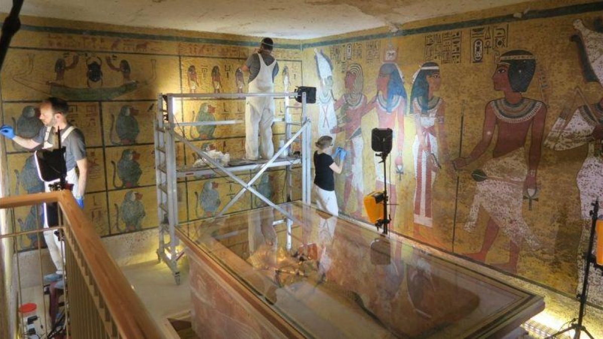 Fotografía del 3 de marzo del 2016 cedida por la fundacion J  Paul Getty Trust donde se observa a unos restauradores mientras trabajan en la conservacion de unas pinturas en una pared de la cámara funeraria de Tutankamon.