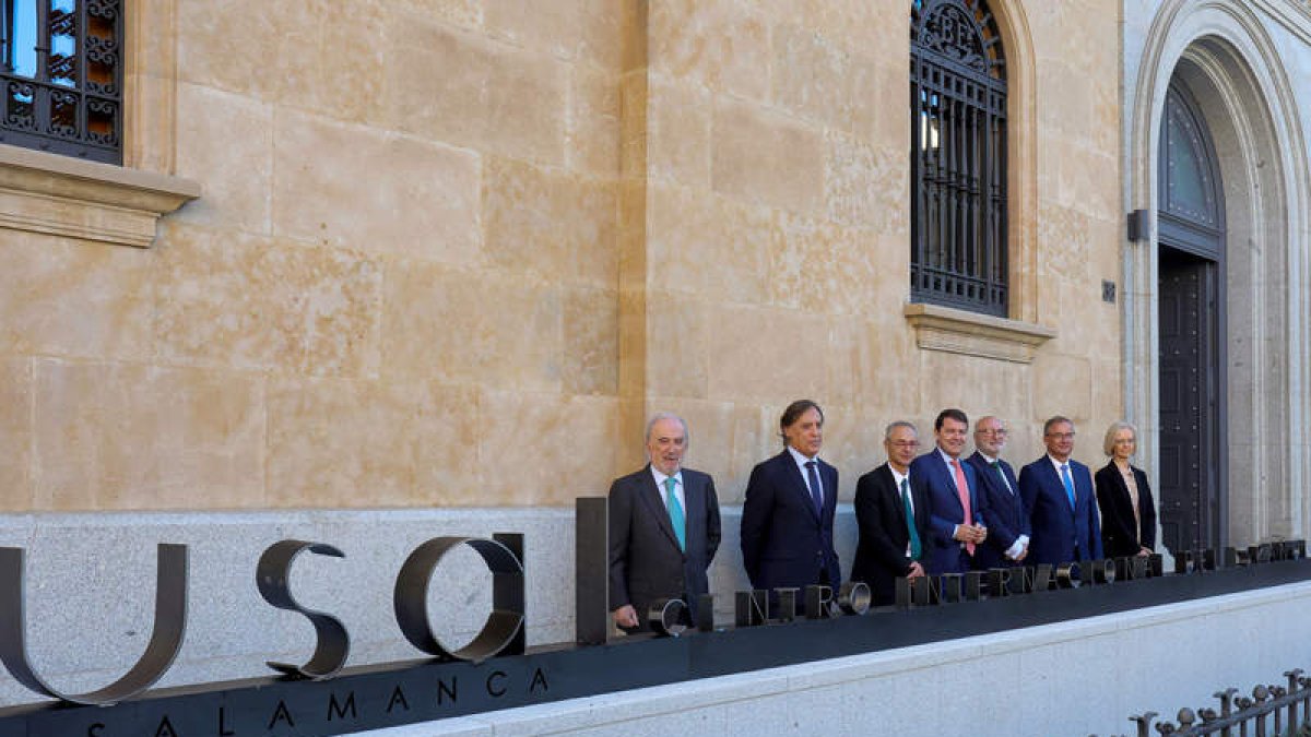 Mañueco inauguró el Centro Internacional del Español (CIE-Usal) ayer, en Salamanca. J.M. GARCÍA