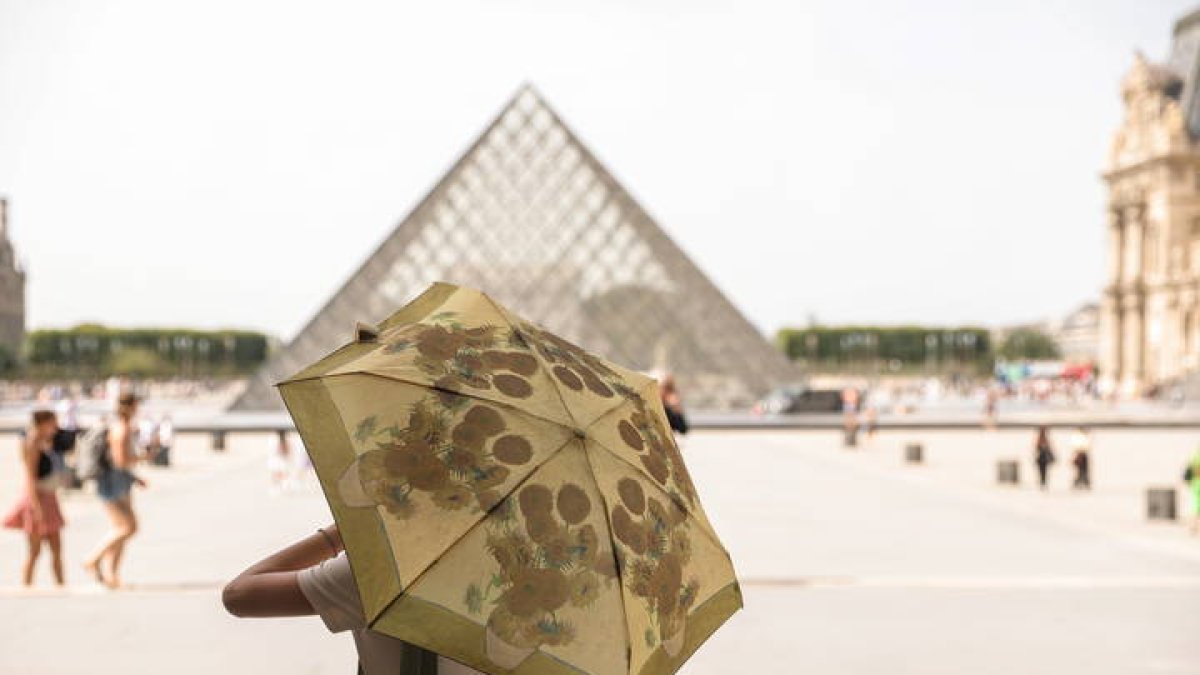 Exterior del museo Louvre de París. TERESA SUAREZ