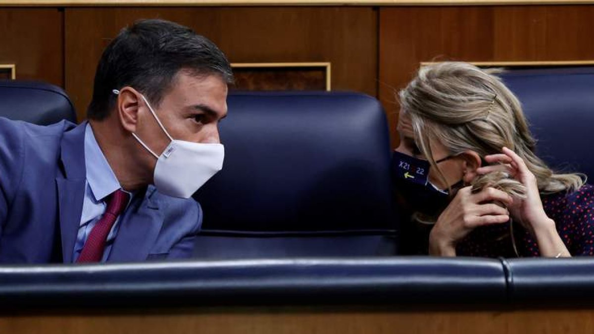Pedro Sánchez conversa con Yolanda Díaz durante la segunda jornada de debates de las enmiendas a la totalidad del Presupuesto. MARISCAL