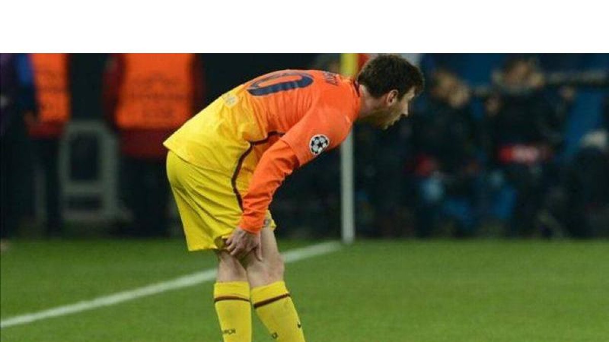 Messi se toca la pierna después de sufrir la lesión en París.