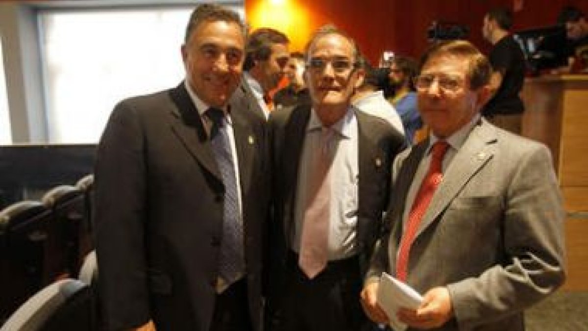 Marcelino Maté, en el centro, junto a Domingo Cueto, a la derecha, y José Fernández durante el sorte