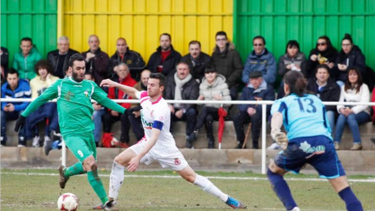 Ramírez, el autor del primer gol de La Virgen, a punto de encararse ante el portero culturalista.