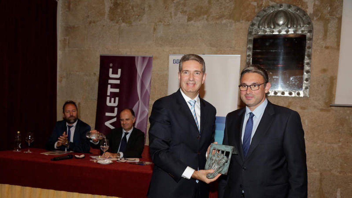 Miguel Ángel Turrado recibe el premio ‘Talento y liderazgo’ de manos de Luis Miguel Castro. S. PÉREZ