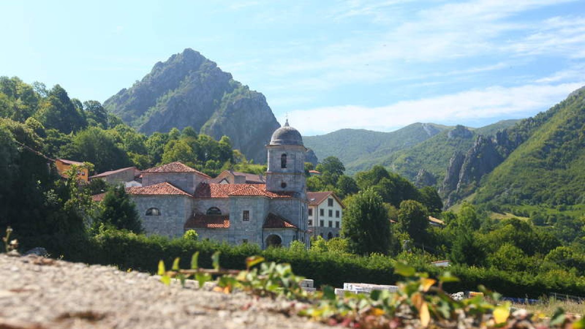 Oseja de Sajambre con su iglesia, paisaje en Posada de Valdeón, un hórreo en esta localidad y Cordiñanes (en la foto del recuadro).