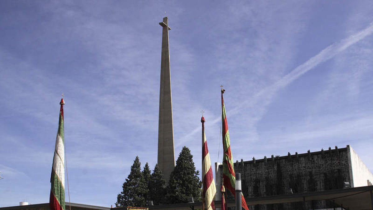 Concentración de pendones en el santuario de La Virgen del Camino