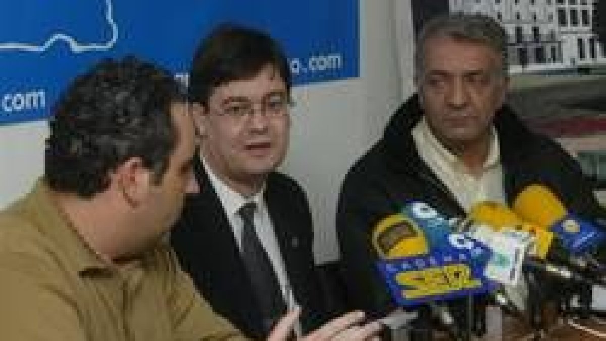 Fernando Valcarce (a la izquierda)  junto a Lisardo Fernández y Linares ayer en la sede del partido