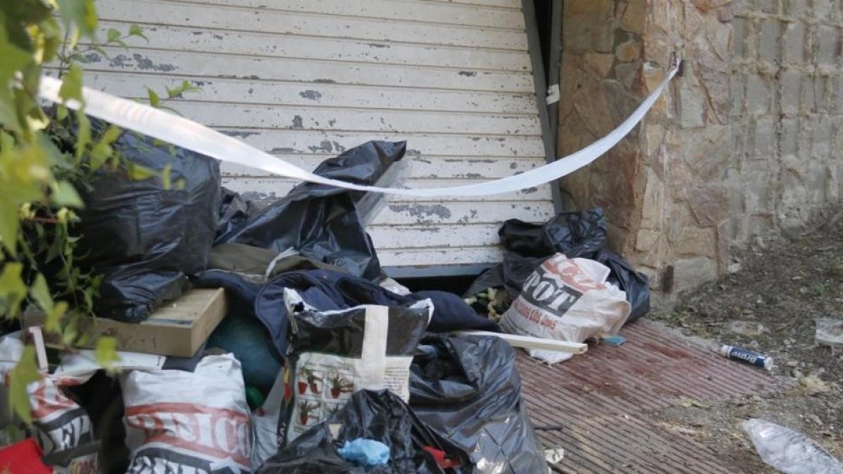 Imagen del garaje en el que han sido hallados los dos cadáveres.