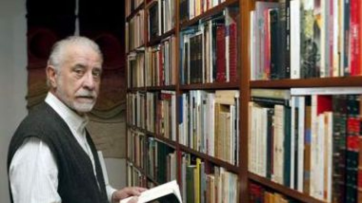 José María Merino en la biblioteca de su casa.