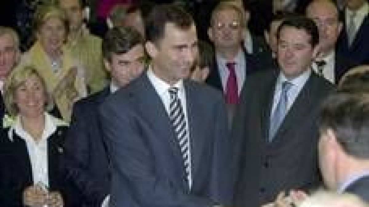 El Príncipe de Asturias, junto a Ángel Acebes y José María Michavila saluda a los asistentes al acto