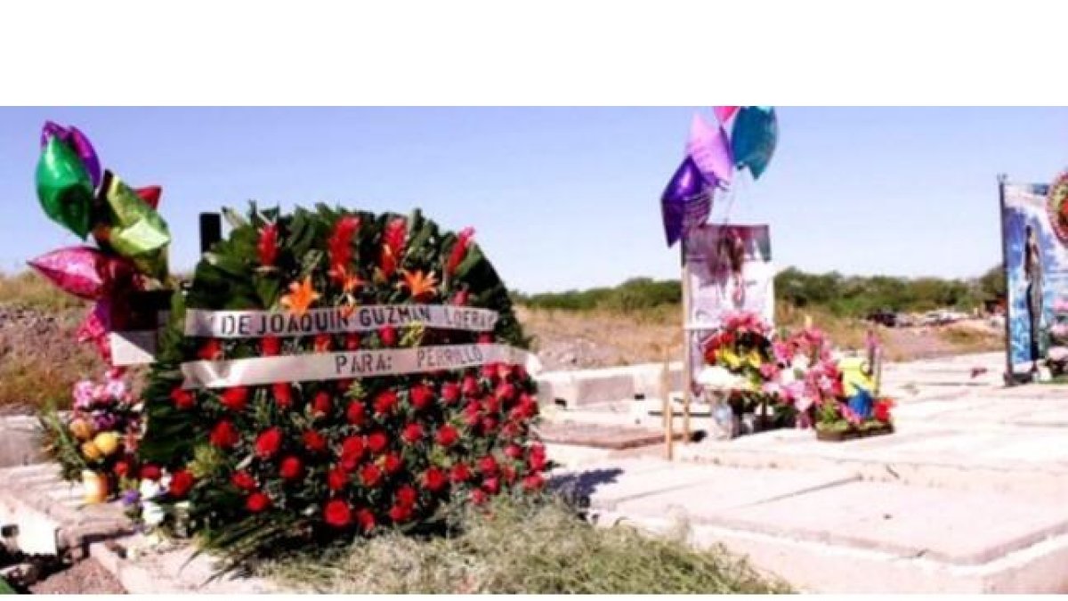 Ofrenda floral dejada a nombre de el 'chapo' Guzmán en la tumba de un narcotraficante amigo.