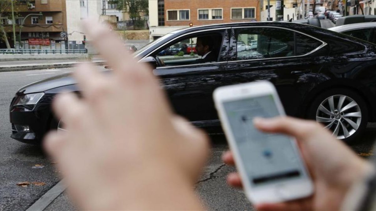 Una clienta se dispone a usar Uber en Madrid.