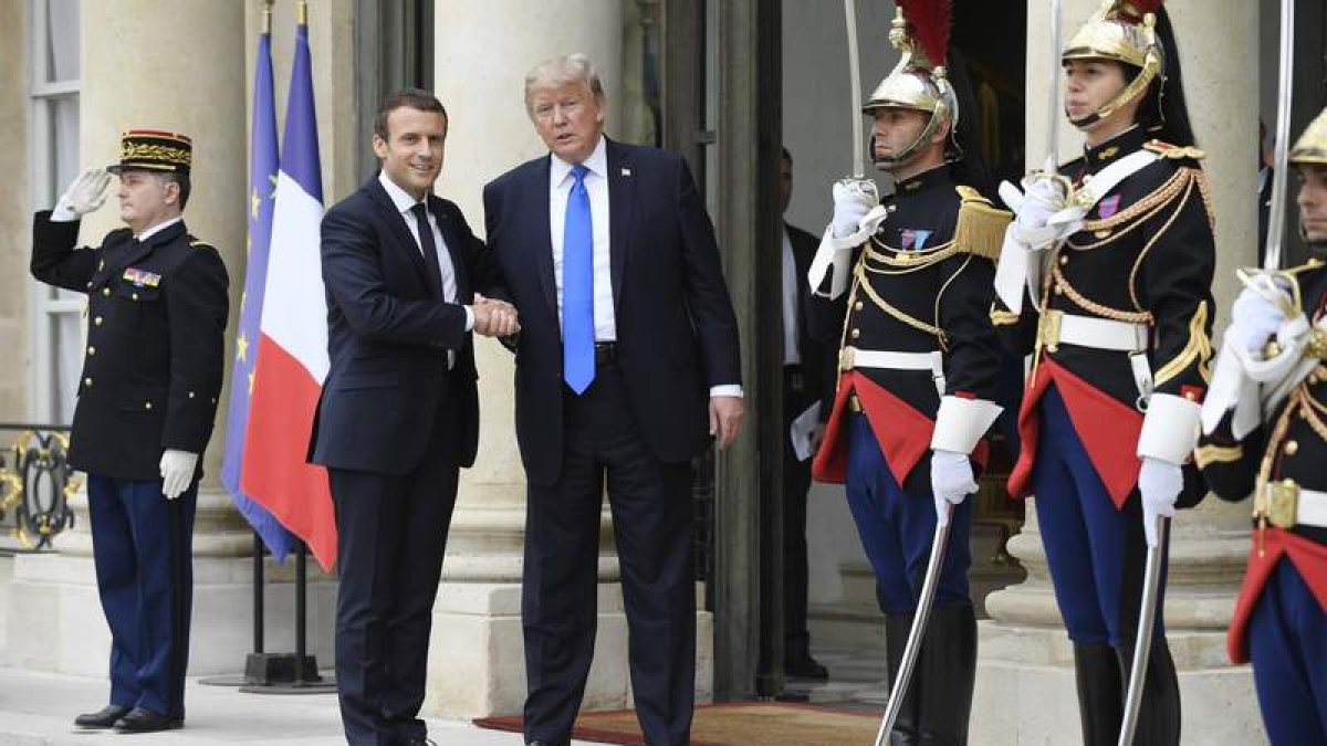 Macron y Trump estrechan sus manos a las puertas del palacio de El Elíseo. JULIEN DE ROSA