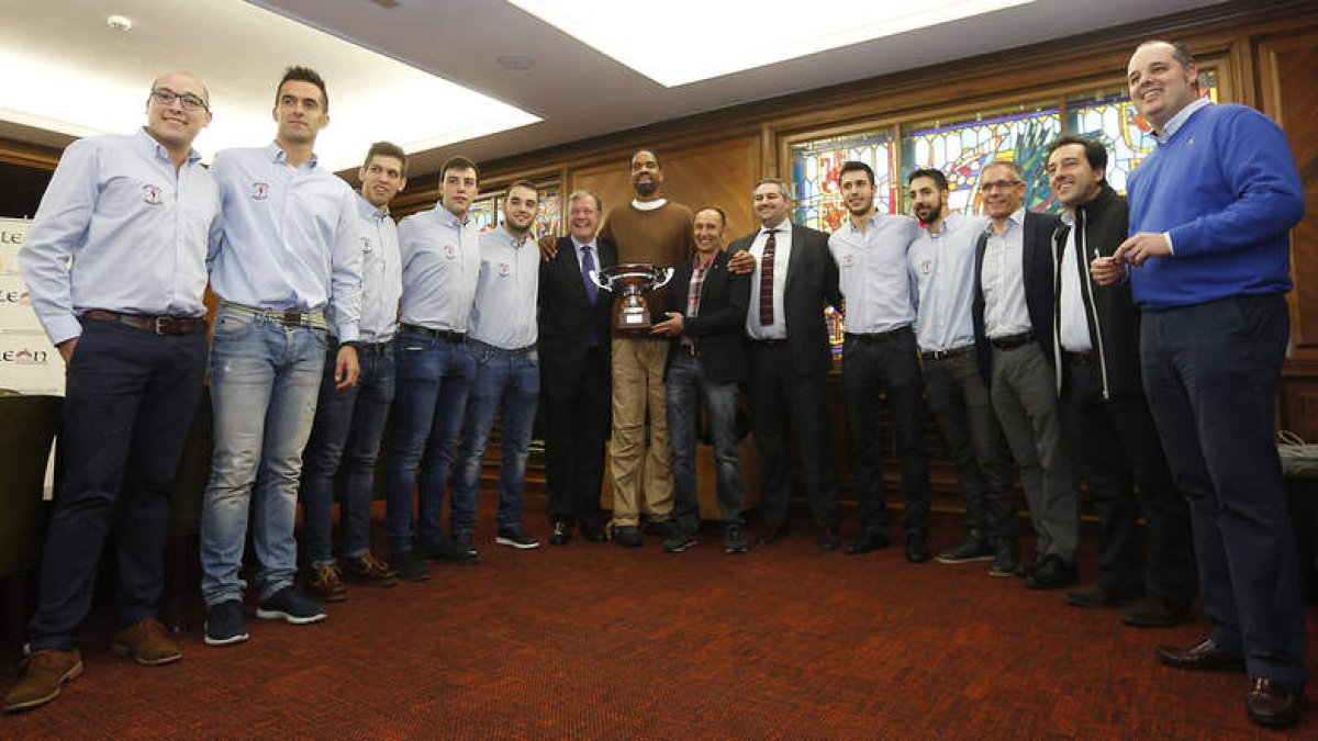 Silván junto a la delegación del Serviclima Onzonilla con la copa de campeones.
