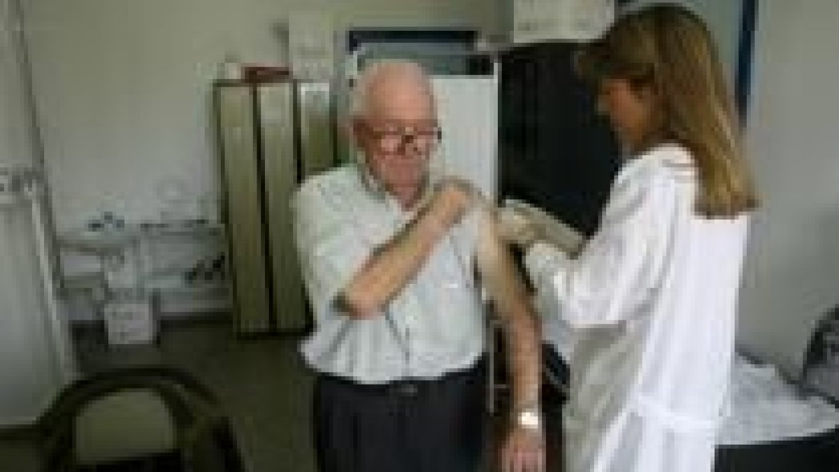 Un anciano recibía ayer una vacuna antigripal en el centro de salud Pico Tuerto