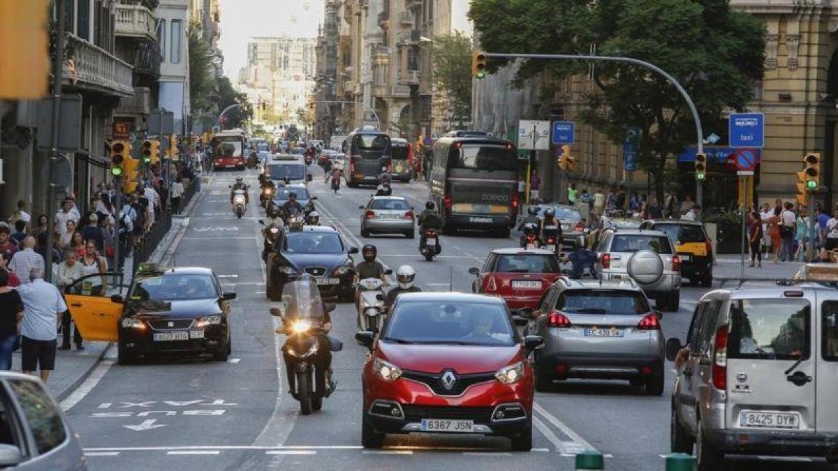 Aspecto de la Via Laietana el miércoles por la tarde. Será la principal vía de Barcelona que sufra restricciones de tráfico con motivo del Día sin Coches.