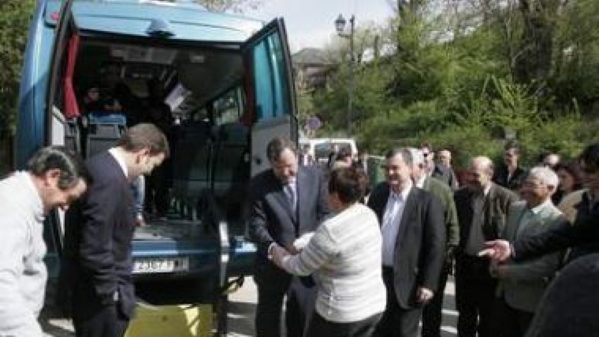 López Riesco y Antonio Silván, en uno de los autobuses que participará en el transporte a la demanda