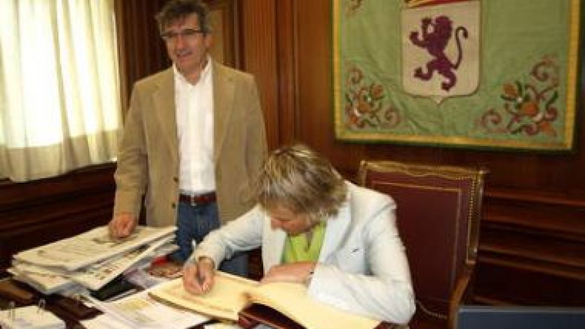 Jesús Calleja firma en el libro de honor, junto al alcalde de León