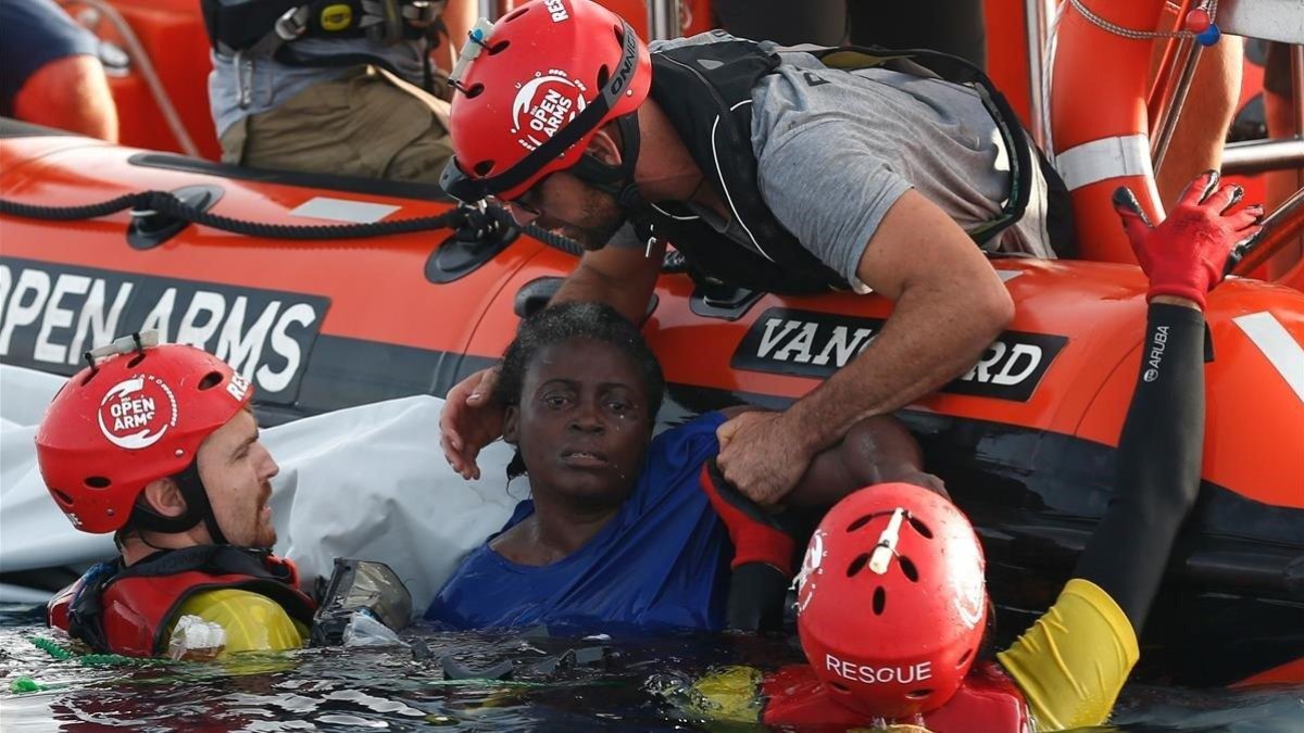 Rescate de una migrante camerunesa por parte de cooperantes de Proactiva el pasado 17 de julio, tras naufragar una patera procedente de Libia.