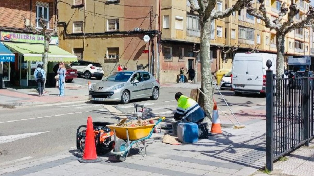 Obras en un paso de peatones de la ciudad de León. AYUNTAMIENTO DE LEÓN