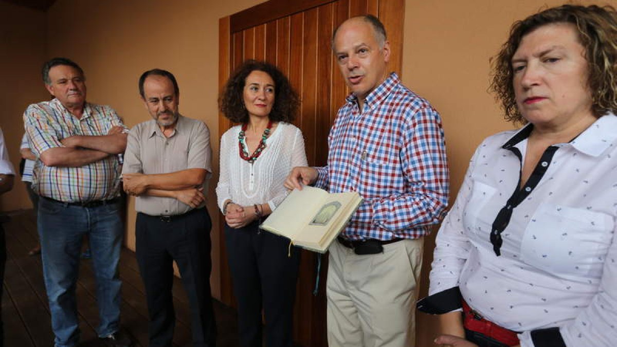 Carrera entregó el libro de firmas a la alcaldesa en el Castillo.