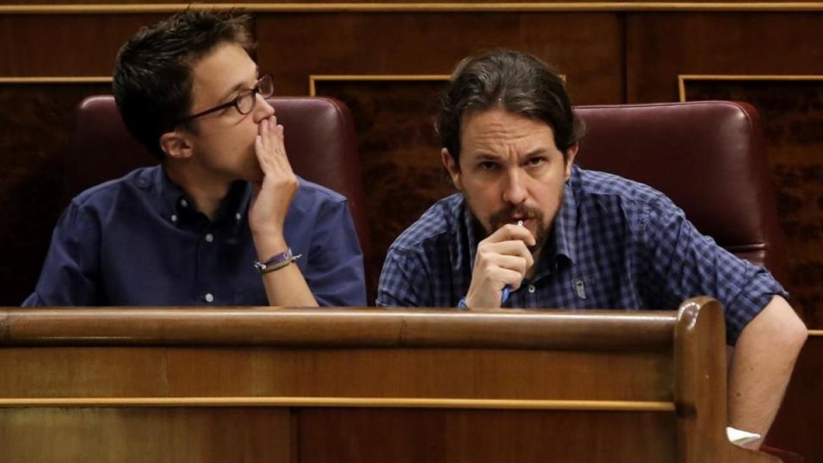 Pablo Iglesias e Íñigo Errejón en sus escaños del Congreso.