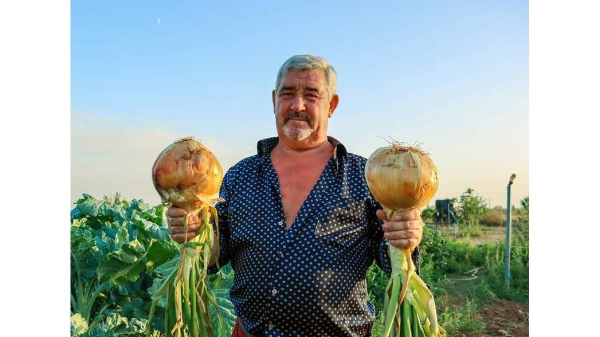 Ángel Benítez, en su huerto de Fontecha del Páramo. D. CUBILLAS