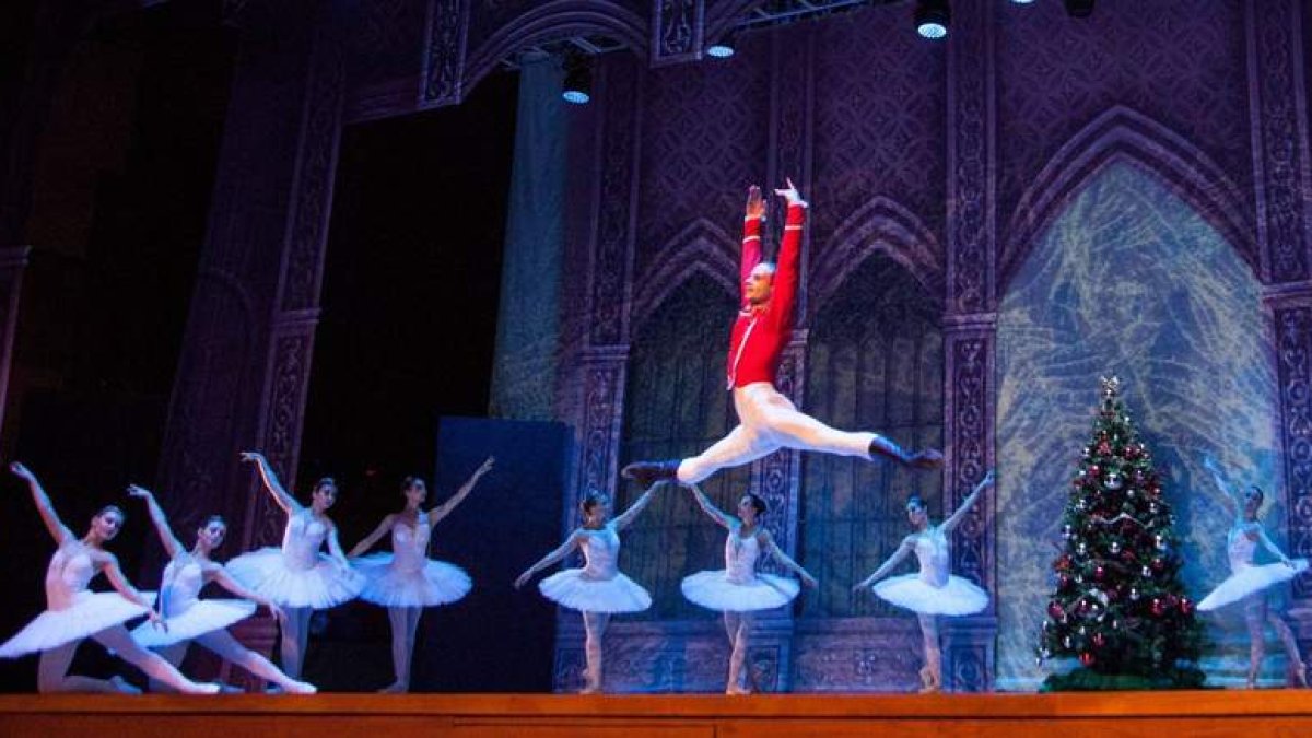 Una de las escenas de ‘El lago de los cisnes’ interpretada por la compañía de Ballet de Kiev. DL