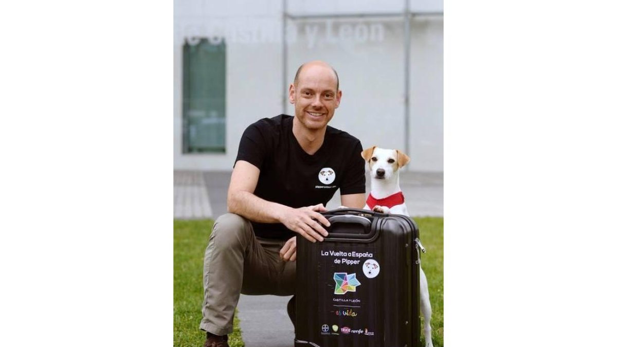 Pipper será durante el próximo año el "primer perro turista e influencer del mundo", que recorrerá España para dar a conocer su "riqueza turística de una manera diferente, novedosa, original y llamativa". En la imagen, acompañado por su dueño y promotor