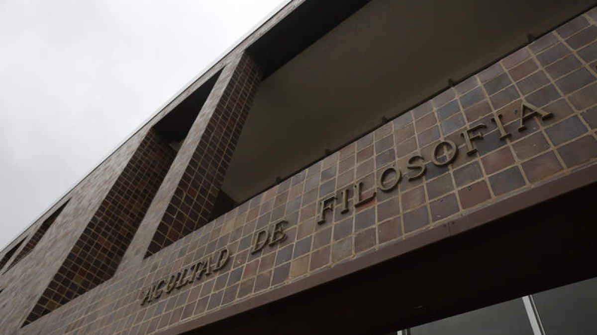 Exterior de la Facultad de Filosofía y Letras. FERNANDO OTERO