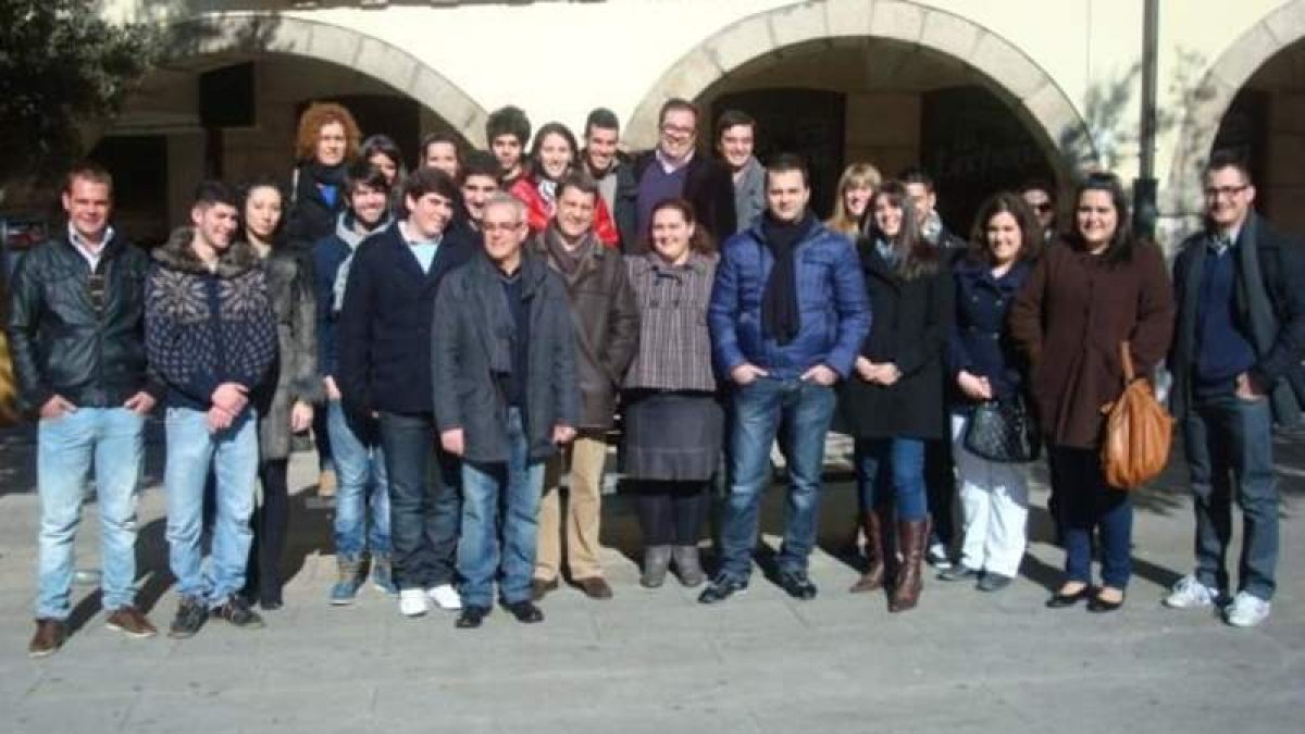 Los jóvenes del PP, con Fierro y con Riesco.